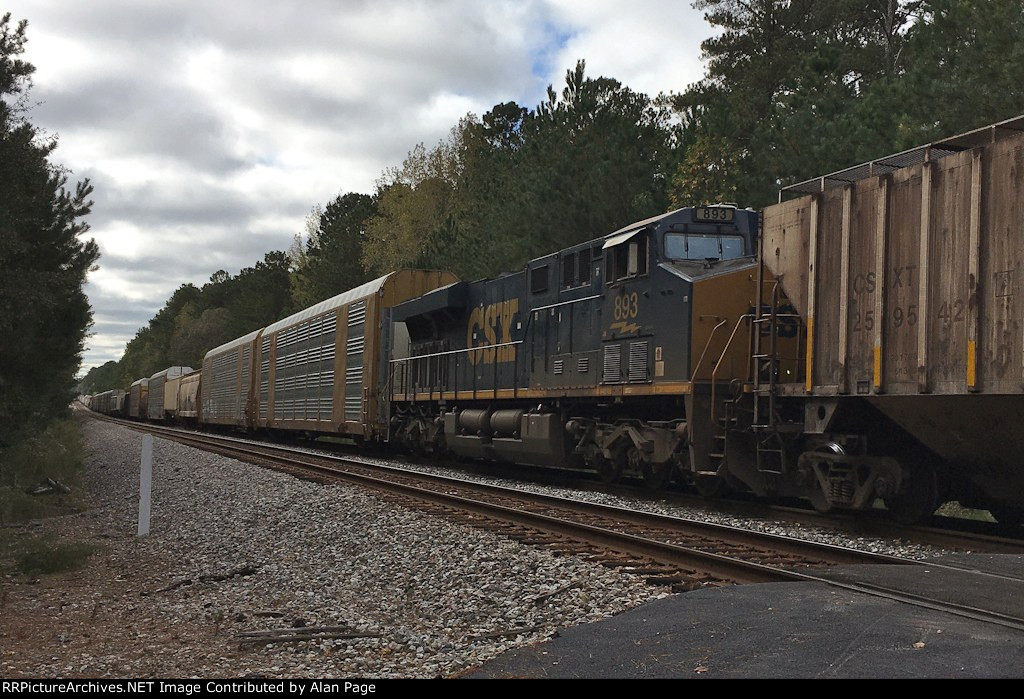 CSX 893 pushes midtrain